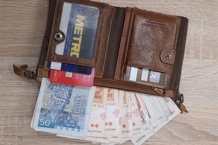 Slika /PU_VS/Svasta/novci , kartice i novčanik.jpg